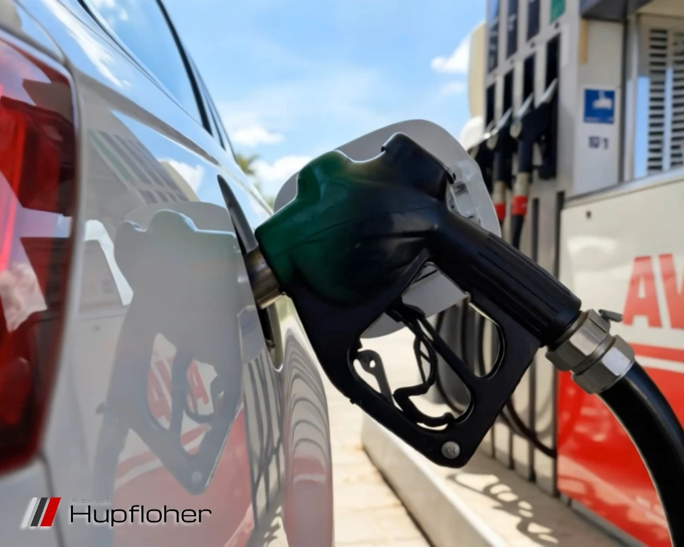 Zapfpistole im Tankstutzen eines Autos an der AVIA-Tankstelle
